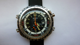 Illustration for article titled 5 Vintage Race Watches To Gift Before They're Gone